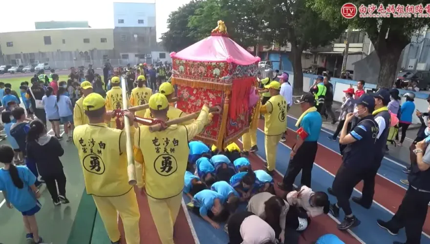 白沙屯媽祖登司令台賜福　埔鹽國小師生嗨喊：媽祖我愛您