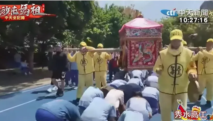白沙屯媽祖進香18禁忌曝光！　專家急喊「2類人」千萬別鑽轎底