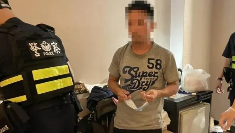 影/餓搞片！誤把敲門警察當外送員　台中2毒蟲開門遭逮