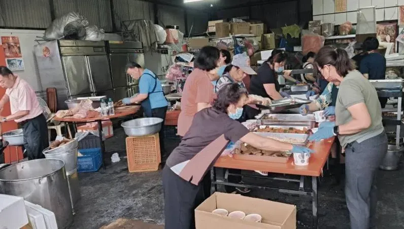 一整夜沒睡！總鋪師義煮團備2千便當給媽祖信徒　畫面曝
