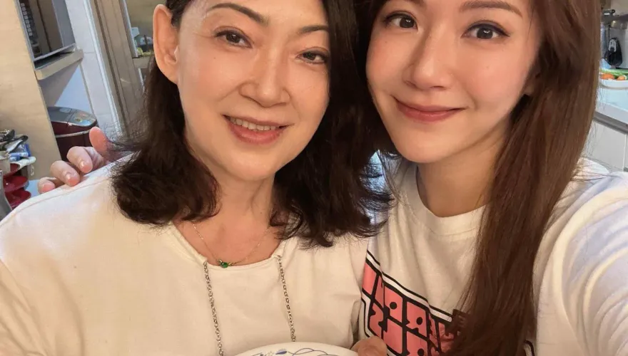 中天主播鄭亦真與母合照像姐妹  ！兒時超愛哭「一天哭23小時」