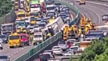 影/國3重大車禍！苑裡段大貨車「撞穿分隔島」翻覆
