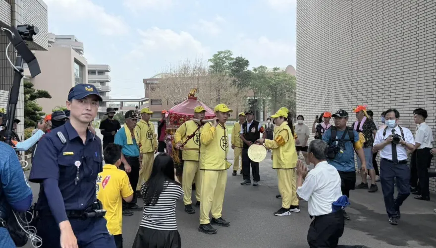 白沙屯媽祖北返回鑾！疼愛小孩連停4學校賜福