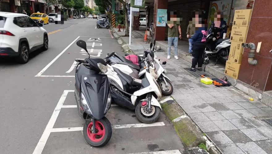 影/宿醉開車載小孩上學恍神撞4車　男子無照又酒駕