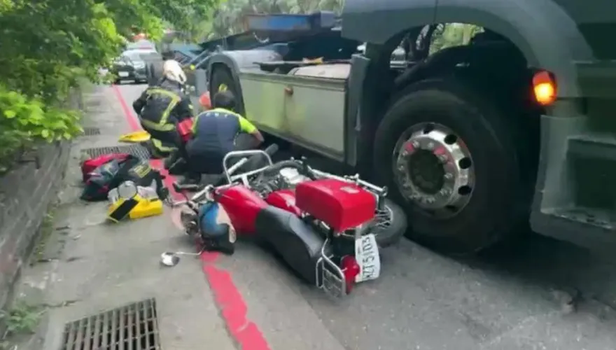 基隆機車捲入貨櫃車　騎士受困卡車底
