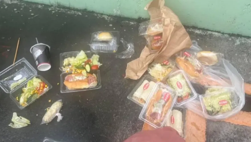 蹧蹋愛心！香燈腳爆「結緣品撒滿地」、便當沒吃直接丟