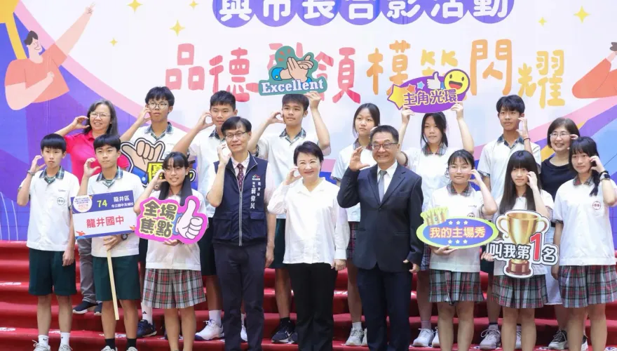 勉勵模範生　盧秀燕「秀金句」俏皮Pose全配合