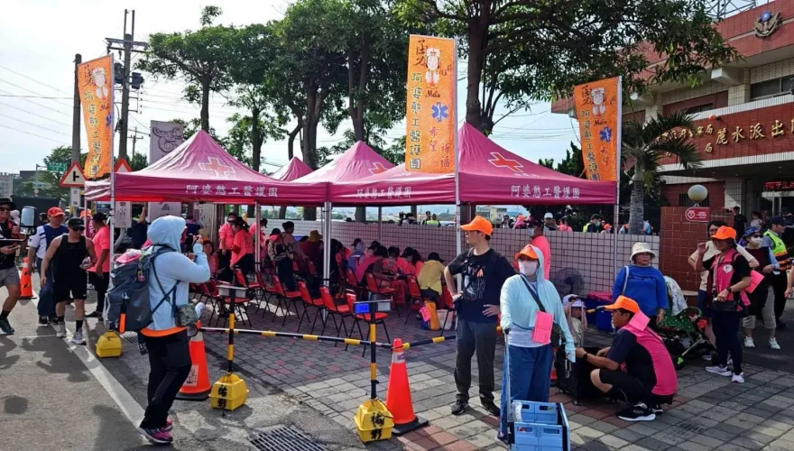 中暑頻傳！香燈腳頂35度高溫追粉紅超跑　醫護站人潮曝