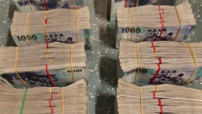 超越陳明文紀錄！越南移工搭火車丟400萬　捆鈔方式引質疑