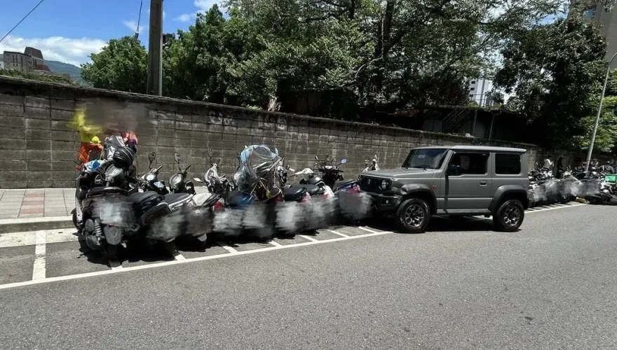 影/北投小吉普車連撞26車　1人受傷送醫