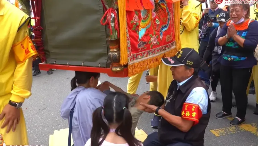 影/嬤抱病孫跪求賜福！白沙屯媽祖停轎8分鐘慈悲加持