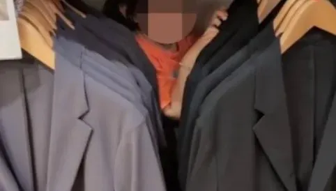 貨架變兒童拉屎間！網喊拒買屎味衣　日系服飾回應了