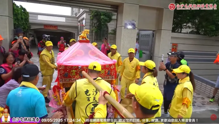 白沙屯媽祖慈悲！阿嬤扔拐杖追「粉紅超跑」　鑾轎「3進3退」停駕等信徒
