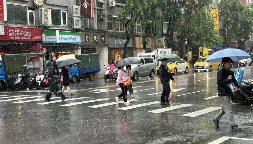 雨神同行！20縣市豪雨特報　全台浸水中、高屏下到發紫