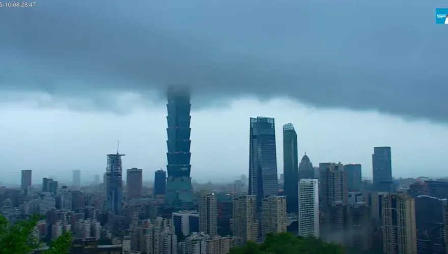 台北暴雨用倒的　超厚黑雲「吞噬101」畫面曝