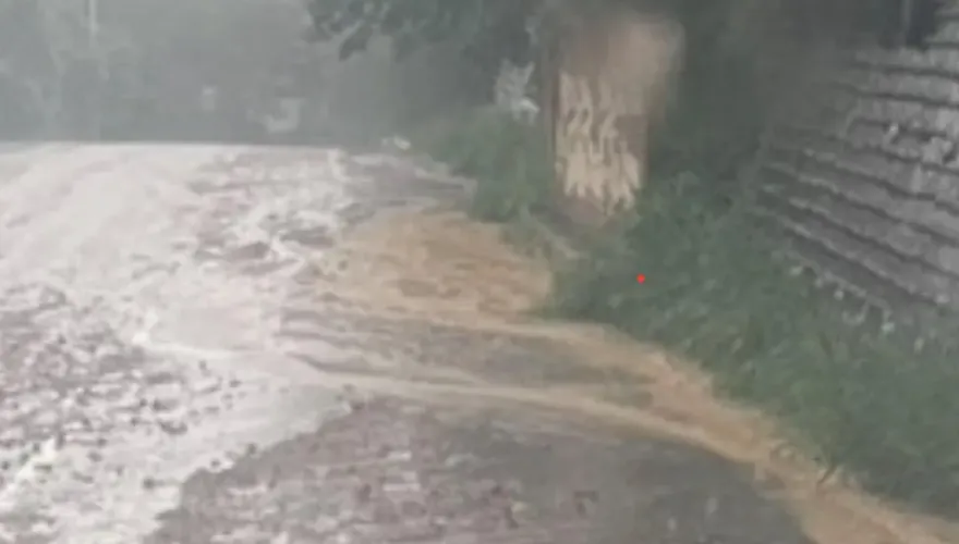 雨彈轟彰化　寶山路「土石泥流狂瀉」衝進道路