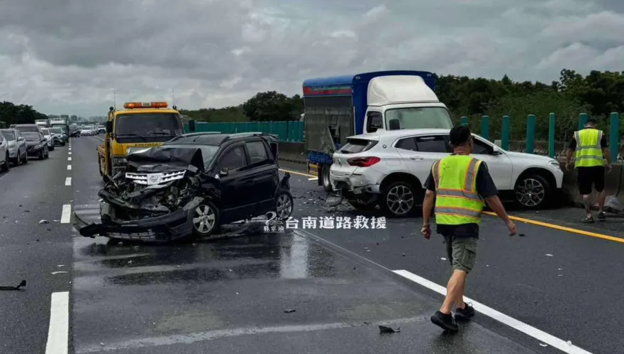 台南仁德國道一號6車連環撞　3人送醫意識清楚