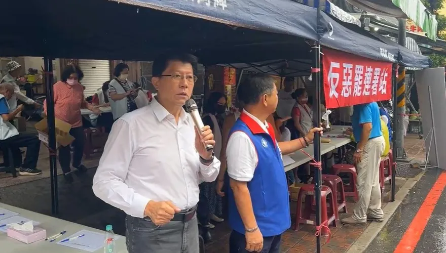 台南反罷免宣講遭嗆聲比倒讚　謝龍介展現紳士風度