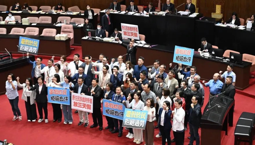不挺國定假日增5天？沈伯洋急澄清「我們提的被拒絕」 慘遭網嗆爆打臉