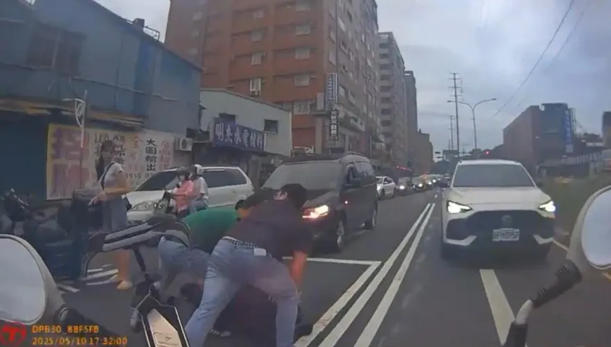 新北行車糾紛亮刀揮砍　1人手臂濺血警到場助壓制逮人