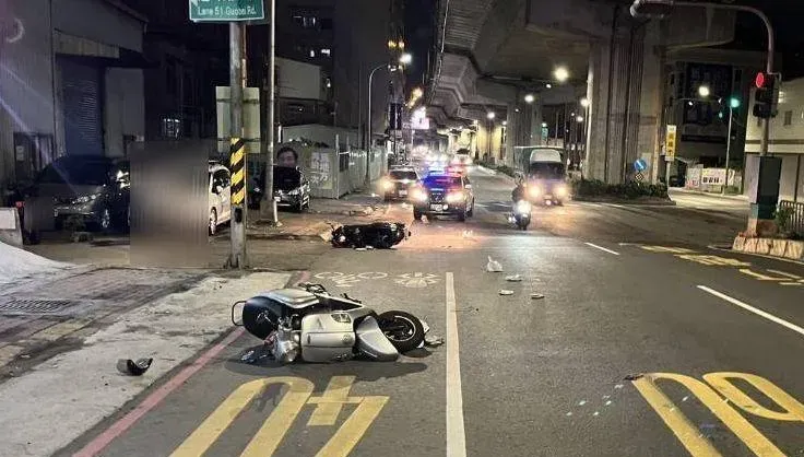 影/高雄嚴重車禍！2車追撞「安全帽噴飛」、1人「頭部重創」