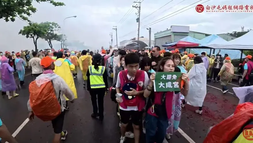 粉紅超跑遇「大罷免大成宮」急倒車　媒體人：信眾無辜