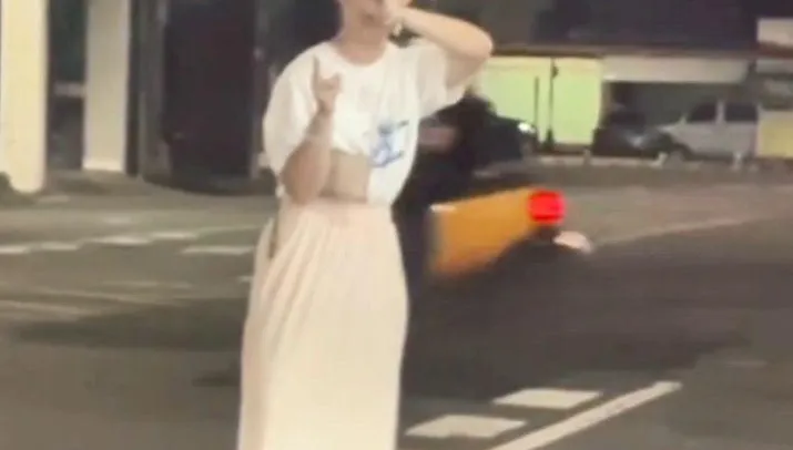 影/高雄大法師？白衣女連2天拿「泰國驅鬼法器」詭異扭動