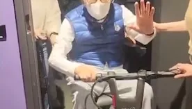 96歲李嘉誠嗨看五月天被問售港風波　旁人急回：退休了別問