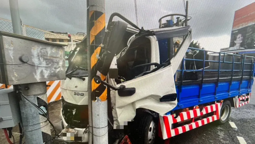 影/酒駕釀禍！台南永康醉運將開貨車「撞爛整組號誌設備」