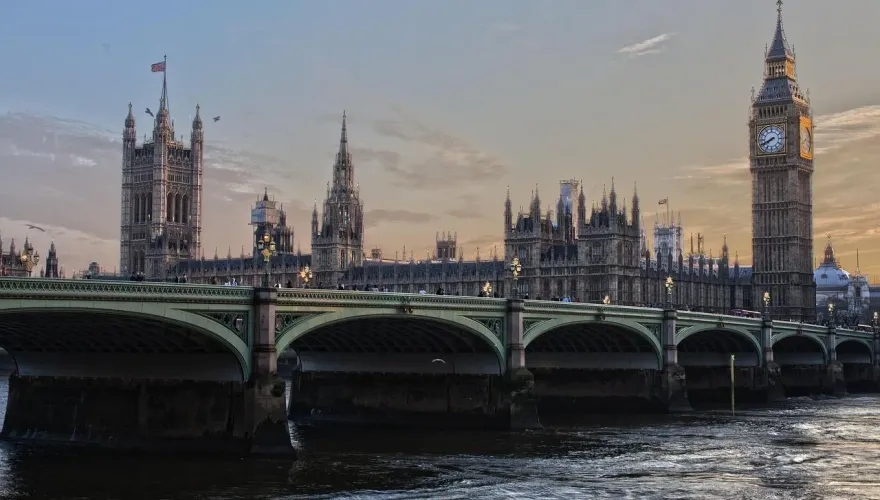 英國政府預告多項改革措施　收緊移民政策、打擊濫用庇護制度