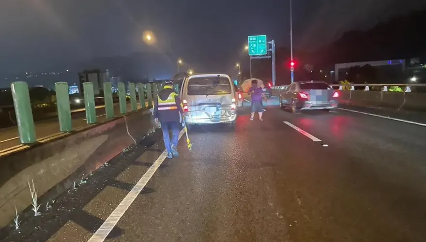 雨天路滑！國3霧峰段4車連環追撞　7人驚魂送醫幸輕傷