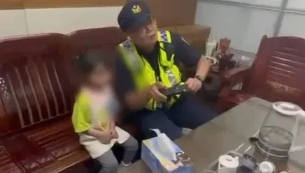 台中5歲女童走失！暖警充當「奶爸」陪看卡通　助母女團圓