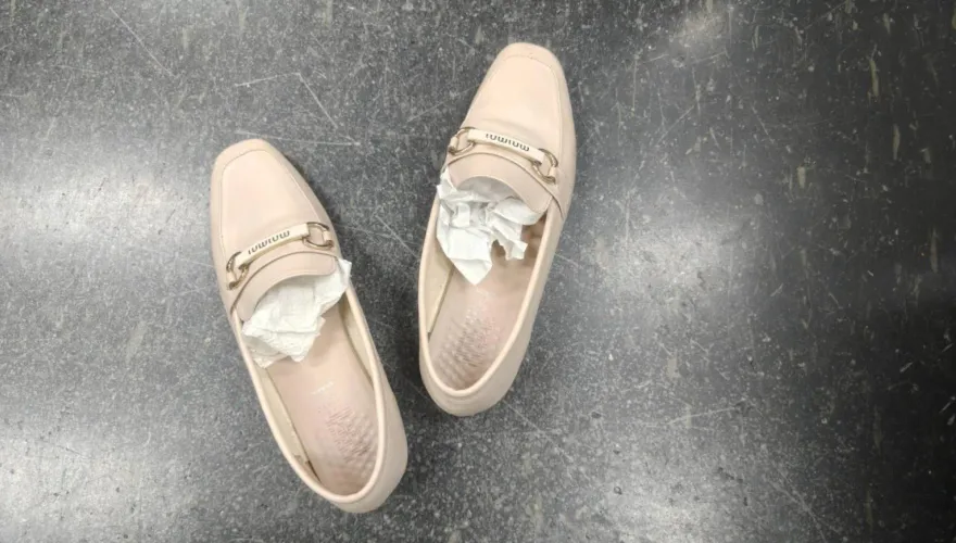 暴雨鞋子濕透！專家曝「塞紙妙招」　網推爆：報紙吸最快