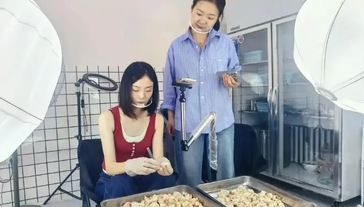 很紓壓？陸小吃店闆娘直播「拔雞屁股毛」　吸引上萬人觀看