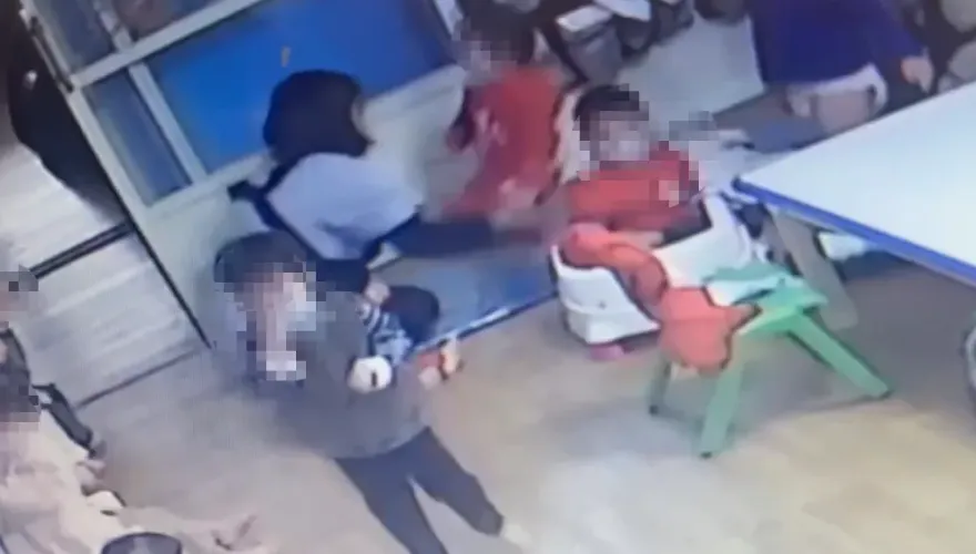 可惡！台中私托爆虐童「女教保員換尿布強拉」　幼童倒頭栽重摔