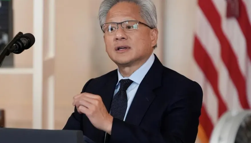 黃仁勳沒來！僅見妻兒現身機場　消息人士曝抵台時間