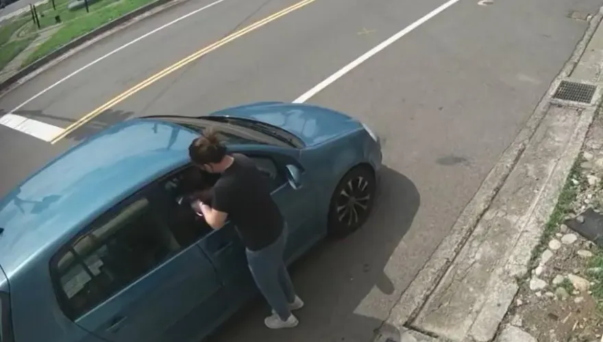 影/短髮女駕車「假錢換真鈔」！新竹多店遭騙　警追查中