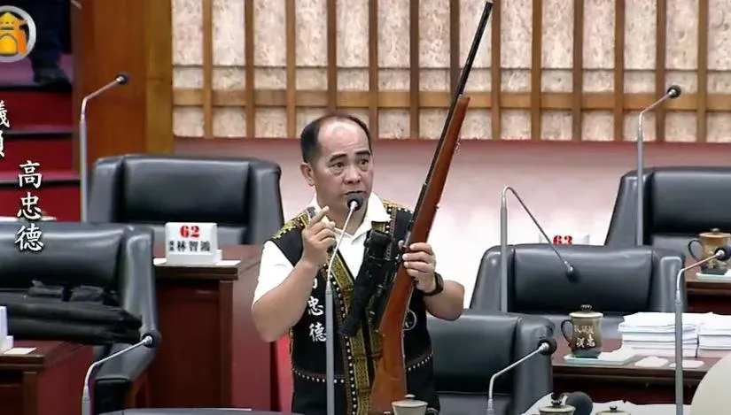 高市原民議員攜獵槍進議會　盼警局尊重習俗、兼顧治安
