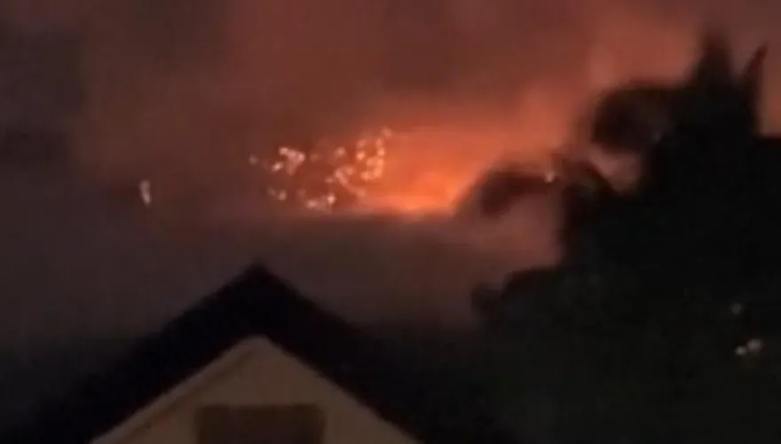 影/菲律賓活火山「爆炸性噴發」　灰色煙柱直竄3km高空