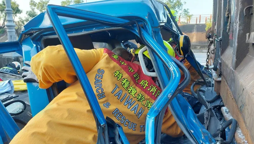影/台中重大車禍！小車追撞大車粉碎　70歲駕駛「下肢變形慘死」