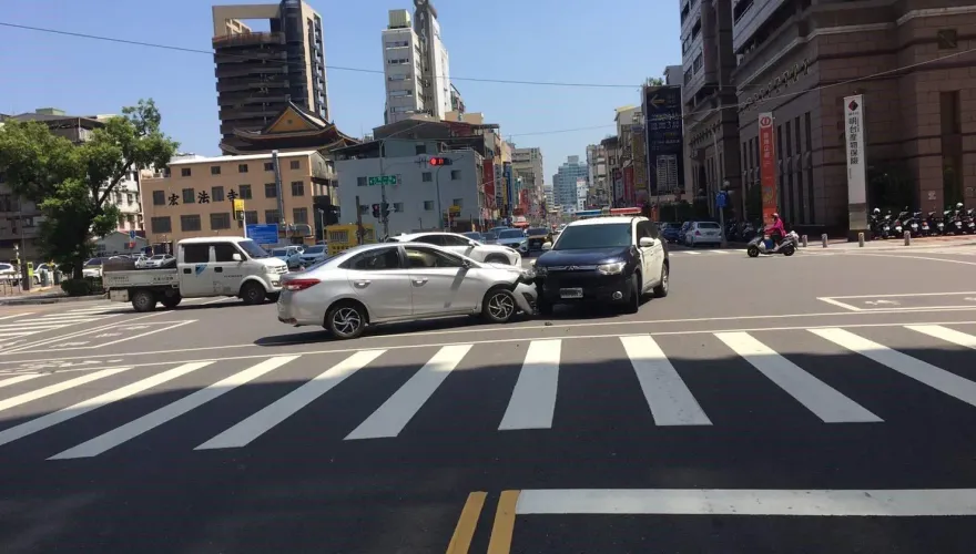 影/才處理完車禍又出事　高雄警遭逆向車撞擊車頭凹毀