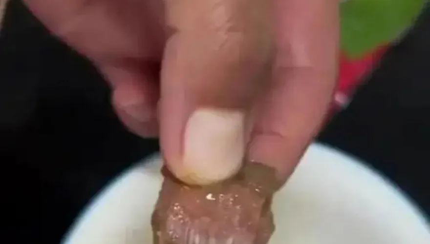 影/餵孩吃粽咬出「帶血OK繃」　陸母崩潰：比吃到蒼蠅噁心