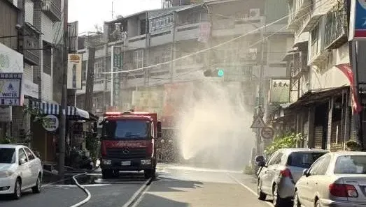 影/嘉義市店家瓦斯外洩！警消灑水警戒、封鎖百公尺