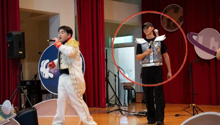 兩樣情！許光漢替代役頒獎典禮「台上發光發熱」　王大陸淪觀眾
