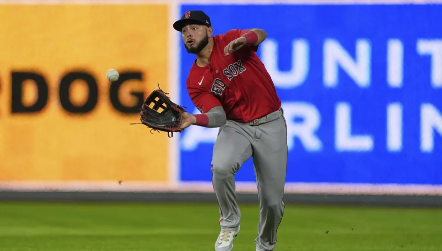 MLB/罕見神守備！紅襪外野手「空中接力」沒收老虎全壘打