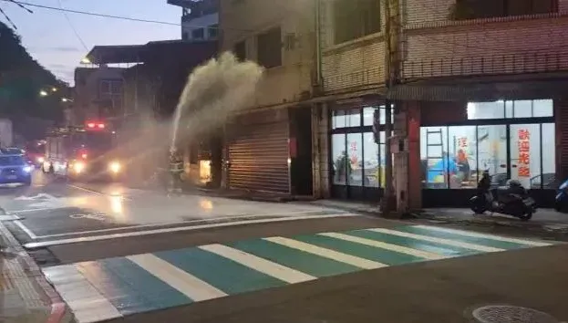 影/驚悚！基隆街道電線突起火　騎士遭熔化外皮滴落燙傷