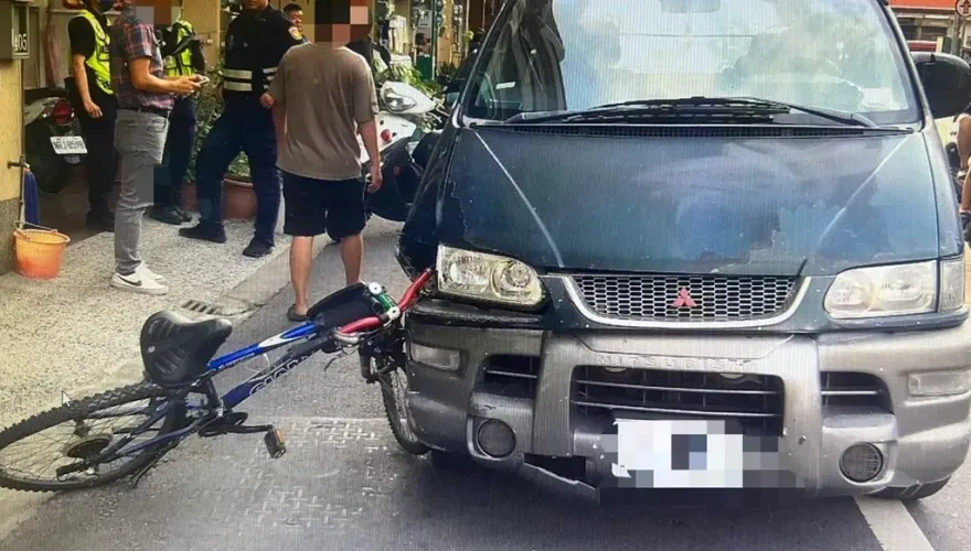酒駕vs腳踏車違規轉彎！　駕駛擦撞小六生「他手指斷了」