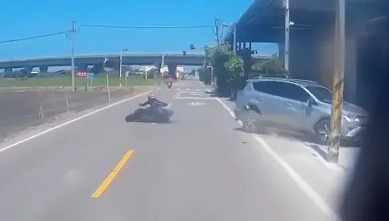 彰化福興鄉機車與自小客車碰撞　騎士受傷送醫
