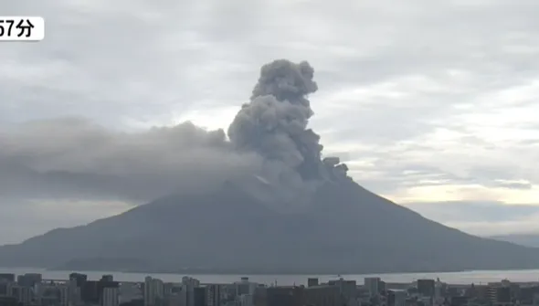 影/日櫻島火山噴發！濃煙竄3千公尺　超30航班取消