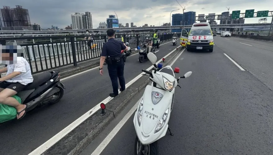 新北華江橋連環車禍　4機車追撞2人慘摔受傷送醫